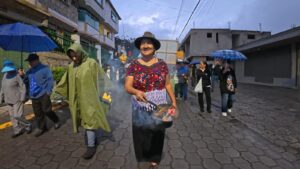 Mama Avelina abriendo el camino de regreso, ya en la comunidad de Zámbiza